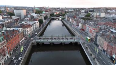 DUBLIN, IRELAND - 15 HAZİRAN 2025 Liffey nehri başkentten akıyor.