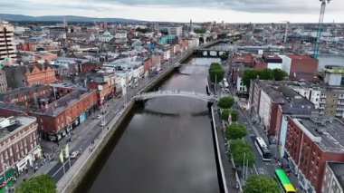 DUBLIN, IRELAND - 15 HAZİRAN 2025 - Bu köprüye geçiş ücreti yüzünden Yarım Peni Köprüsü deniyor.