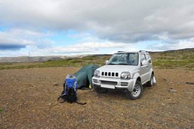 Çadırda kamp ve kompakt Suv fiyortları altında İzlanda