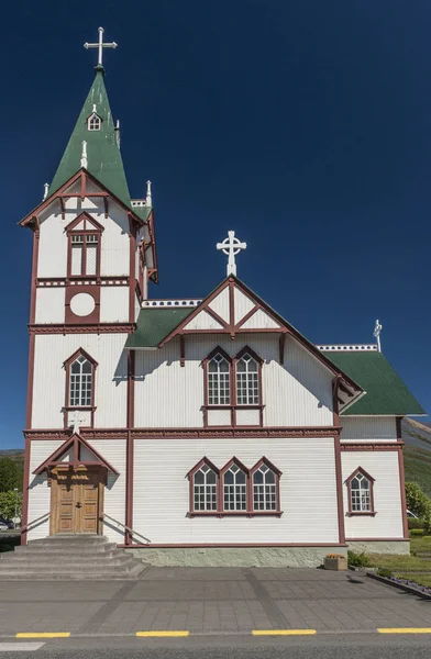 美丽的小木冰岛教堂在胡萨维克 冰岛北部 — 图库照片