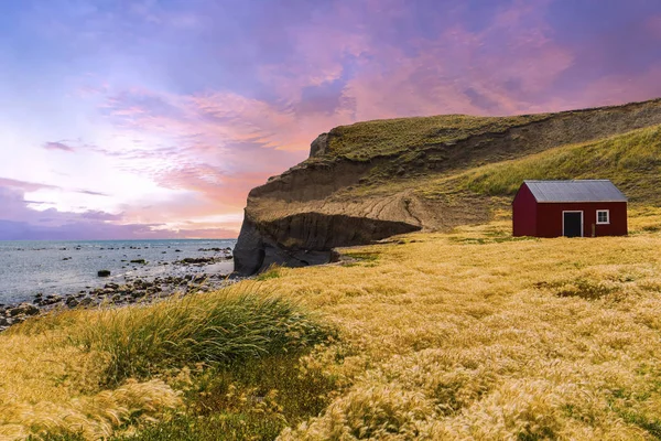 Cottage del pescatore vicino alla costa della Terra del Fuoco — Foto Stock