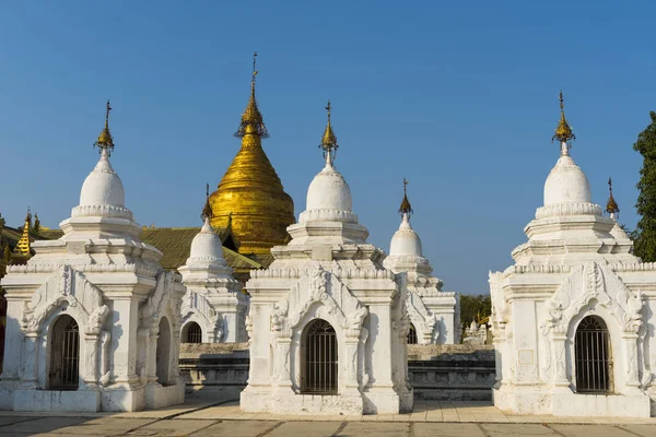 Білий пагода Kuthodaw — стокове фото