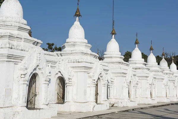 Білий пагода Kuthodaw — стокове фото