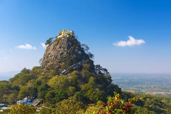 Templom közelében Mt. Popa — Stock Fotó