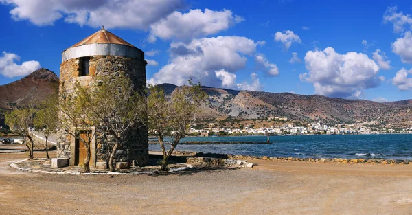 Παλιοί ανεμόμυλοι πόρος Ελούντα στην Κρήτη — Φωτογραφία Αρχείου