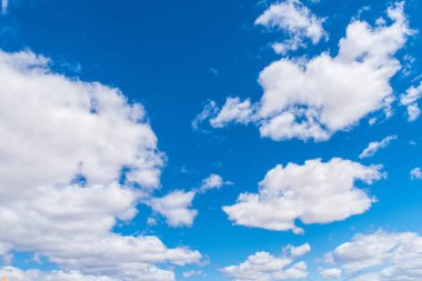 Küçük bulutlu mavi gökyüzü