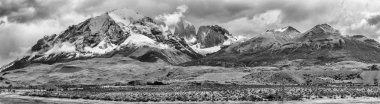 Torres del Paine doruklarına bulutlar geliyor 