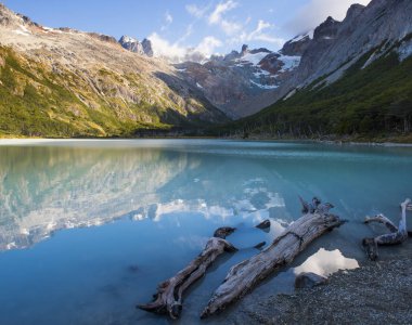  Tierra del Fuego 'daki Laguna Esmeralda Gölü