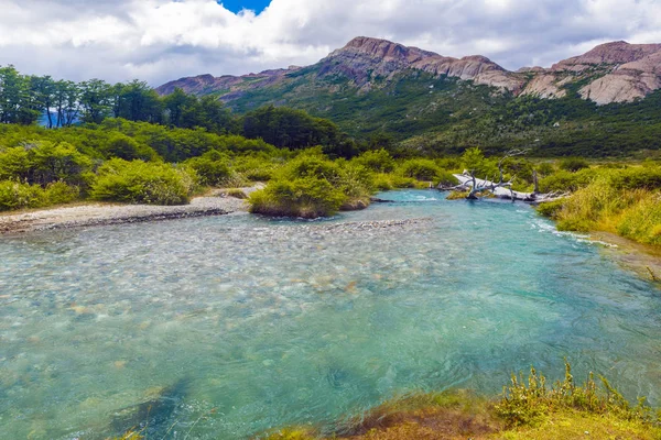 Turquoise rivier onder het Andes gebergte — Stockfoto