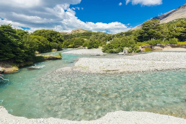 Turquoise rivier onder het Andes gebergte — Stockfoto