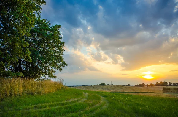 Coucher de soleil dans le pays — Photo