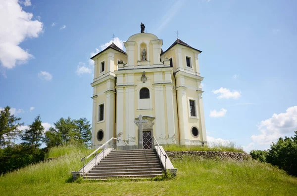 Igreja de peregrinação em Makova hora perto da aldeia Smolotely, Czech R — Fotografia de Stock