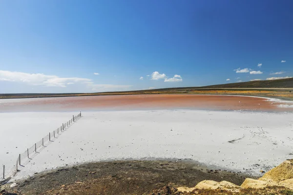 Cerca velha em um lago de sal em Tierra del Fuego na Argentina — Fotografia de Stock