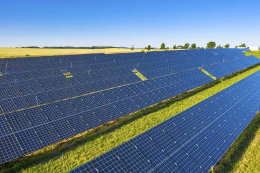Yenilenebilir enerji sembolü olarak güneş panelleri