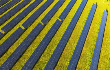 Yenilenebilir enerji sembolü olarak güneş panelleri