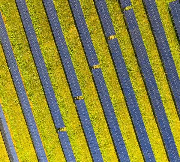 Solární panely jako symbol obnovitelné energie — Stock fotografie