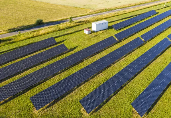 Сонячні панелі як символ відновлюваної енергії — стокове фото