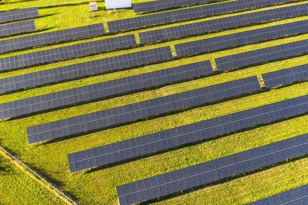 Painéis solares como símbolo de energia renovável — Fotografia de Stock