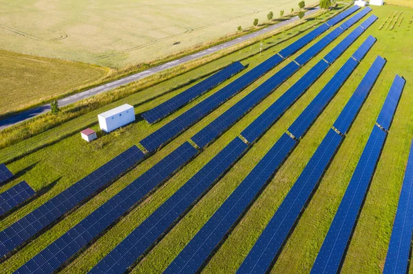 Zonnepanelen als symbool van hernieuwbare energie — Stockfoto
