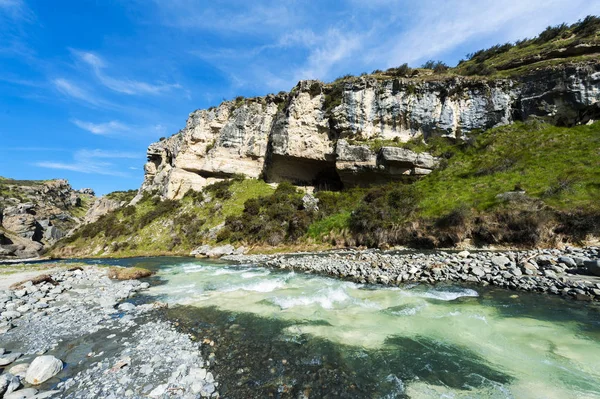 Klippor över den snabba floden i södra Nya Zeeland — Stockfoto