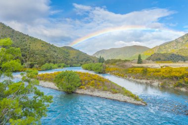 Yeni Zelanda 'daki Rakaia Nehri üzerinde gökkuşağı