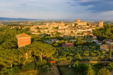 Toskana 'daki Lucignano kasabasının akşam fotoğrafı. Eski Medici kale kulesi, İtalya.