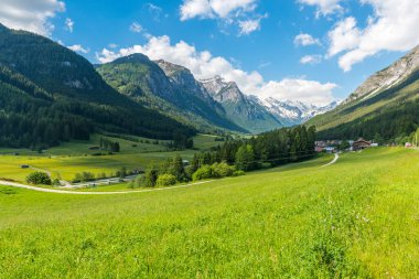 Ulu Alp tepeleri Avusturya 'nın Brenner geçidine çok uzak olmayan Trins kasabasının yakınlarında..