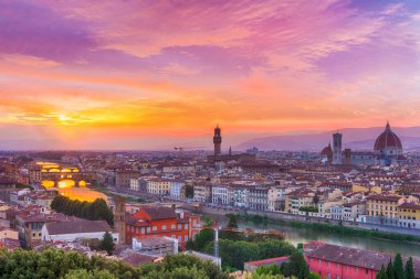 Floransa 'daki Arno nehrinin üzerinde Michelangelo Meydanı' ndan canlı gün batımı. Resimde Katedral Santa Maria del Fiore, Belediye Sarayı Vecchio ve ünlü köprü Ponte Vecchio görülebiliyordu. 