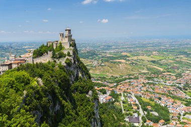 Kudretli Guaita Kulesi ve San Marino Cumhuriyeti 'nin üstündeki Titano Dağı' ndaki kale.
