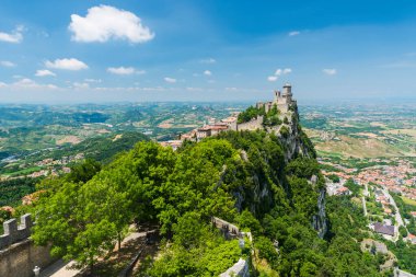Kudretli Guaita Kulesi ve San Marino Cumhuriyeti 'nin üstündeki Titano Dağı' ndaki kale.