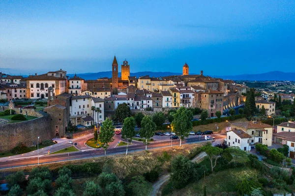小さな歴史的な町の夜の写真モンテ サビーノ トスカーナ イタリア ロイヤリティフリーのストック写真