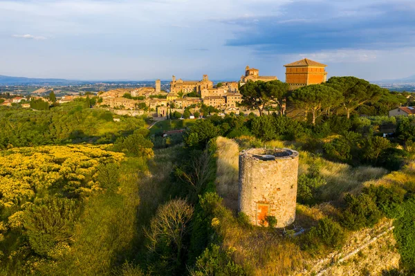 Photo Soir Petite Ville Historique Lucignano Toscane Haut Avec Ancienne Photos De Stock Libres De Droits