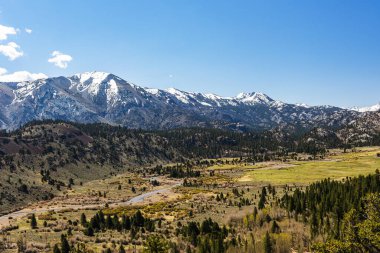 Kaliforniya 'dan Nevada' ya 167 / 359 rotasındaki Sierra Nevada dağlarının karlı zirveleri, ABD
