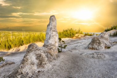 Anıt Gayzer Havzası 'nda gün batımında sisli bir kule görülüyor. Yellowstone Ulusal Parkı, Wyoming - ABD