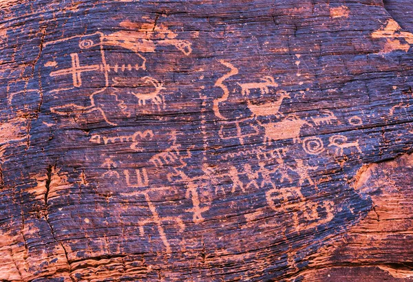 远古岩石艺术 石英派 原始的美国人 在火谷州立公园老鼠的坦克远足路上看到的 美国内华达州 — 图库照片