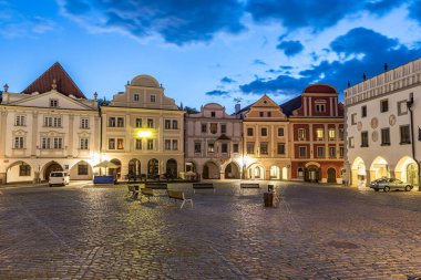 Akşamın erken saatlerinde Cesky Krumlov 'daki tamamen boş kasaba meydanı Svornosti' nin (Namesti svornosti) fotoğrafı. Burası genelde dünyanın dört bir yanından gelen turistlerle doludur. Ama covid-19 karantinası bu kasabayı tamamen boşalttı. Çek Cumhuriyeti