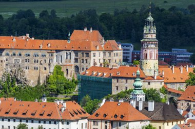 Cesky Krumlov 'daki güzel Çek kalesinin manzarası Haç Tepesi' nden (Krizova hora)
