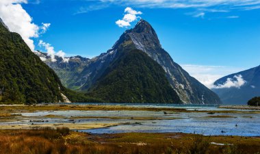 Meşhur Mitre Zirvesi, Milford Boğazı 'ndan gelgitle yükseliyor. Fiordland Ulusal Parkı, Yeni Zelanda
