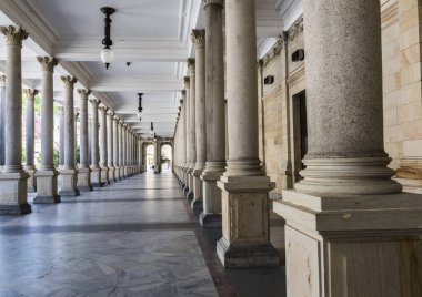 Çek Cumhuriyeti 'nin Karlovy Vary kaplıcalarında bulunan Mill colonnade (Mlynska kolonada), Çek Cumhuriyeti' nde çeşitli kaplıcalara ev sahipliği yapmaktadır.