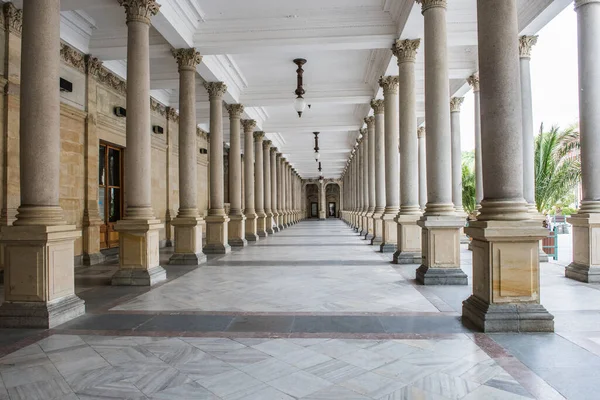 Colunata Moinho Mlynska Kolonada Karlovy Vary Spa Abriga Várias Fontes — Fotografia de Stock