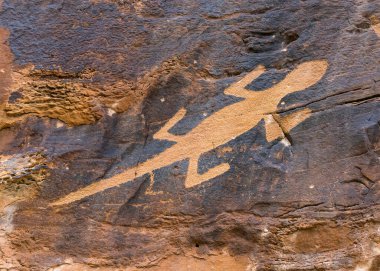 Antik Fremont halkı tarafından yapılan kertenkele kaya sanatı (petroglifler) - yerli Amerikalılar - Utah, ABD 'deki Dinozor Ulusal Anıtı' nda yürüyüş yaparken görüldü.