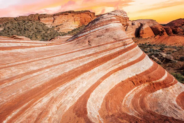 Fire State Park, Nevada, ABD 'deki Ateş Dalgası kayasının inanılmaz renkleri ve şekli