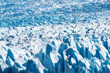 Perito Moreno buzulunun eski bir turkuaz buzunun detayları. Los Glaciares Ulusal Parkı, Arjantin
