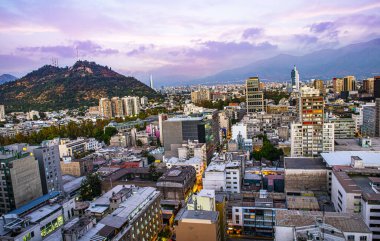 Santiago de Şili, gün batımından sonra Şili 'nin arka tarafında And Dağları, Şili