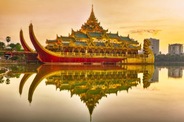Golden Karaweik Sarayı Kandawgyi Gölü 'ne yansıyan eski bir kraliyet mavnasına benziyor. Gün batımı zamanı. Yangon, Myanmar. 