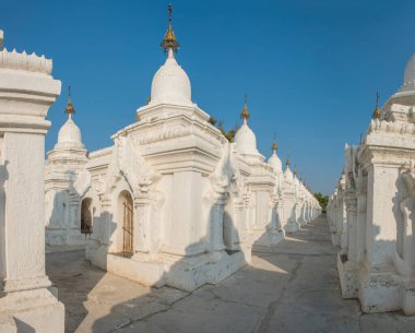 Kuthodaw Pagoda dünyanın en büyük kitabını içerir. İçinde mermer levha olan mağaraları olan 729 beyaz stupa var. Budist yazıtları olan bir sayfa. Mandalay, Myanmar