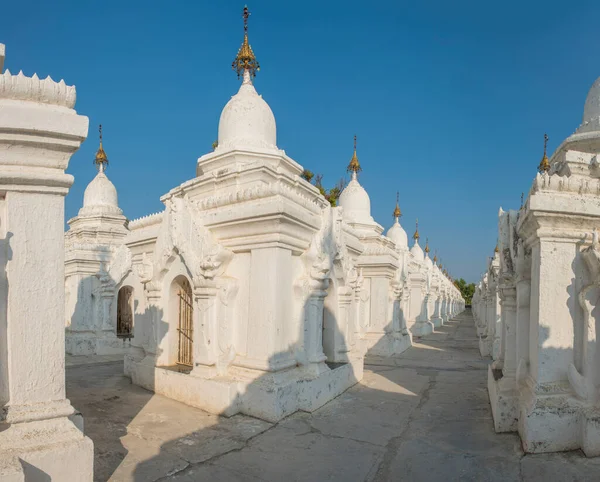 クトゥドー パゴダには世界最大の本がある 洞窟の中に大理石のスラブと729の白い仏塔があります 仏教の碑文が書かれたページ ミャンマーのマンダレー — ストック写真