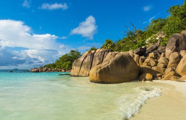 Güzel ve ünlü bir plaj Anse Lazio granit kayalar, Praslin adası, Seyşeller. 