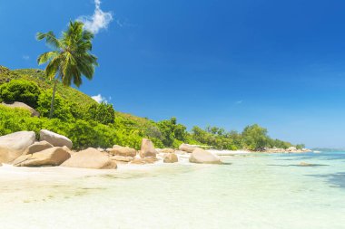 Güzel sahil Anse Takamaka granit kayalarda, Praslin adasında, Seyşeller 'de görüldü. Panorama