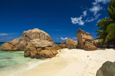 Güzel şekilli granit kayalar ve Anse Patates plajında mükemmel beyaz bir kum, La Digue adası, Seyşeller